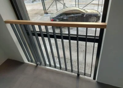 Turėklai mokykloms, darželiams, įstaigoms 17 Dazyti mediniu porankiu 005 1