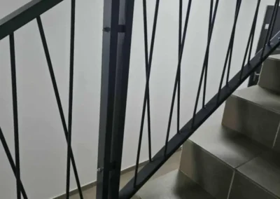 Turėklai mokykloms, darželiams, įstaigoms 22 Dazyti tureklai 002