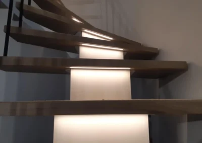 Laiptai ant metalinės konstrukcijos 106 LED apsvietimas
